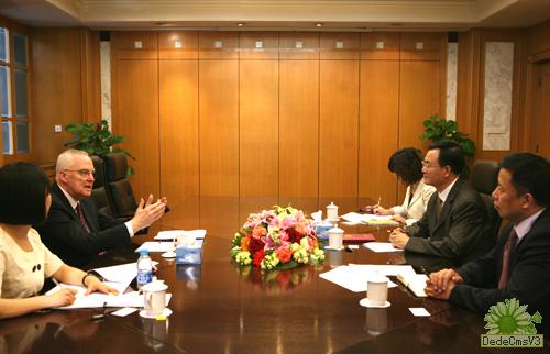 �����������ֲ����Ʒ�ֱ������˸����鳤